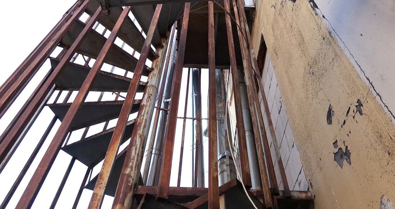 Faciadan ders çıkarılmadı: Yangın merdiveninin girişine tuğla örmüşler!